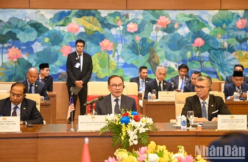 马来西亚总理安瓦尔·易卜拉欣在会见中发表讲话。