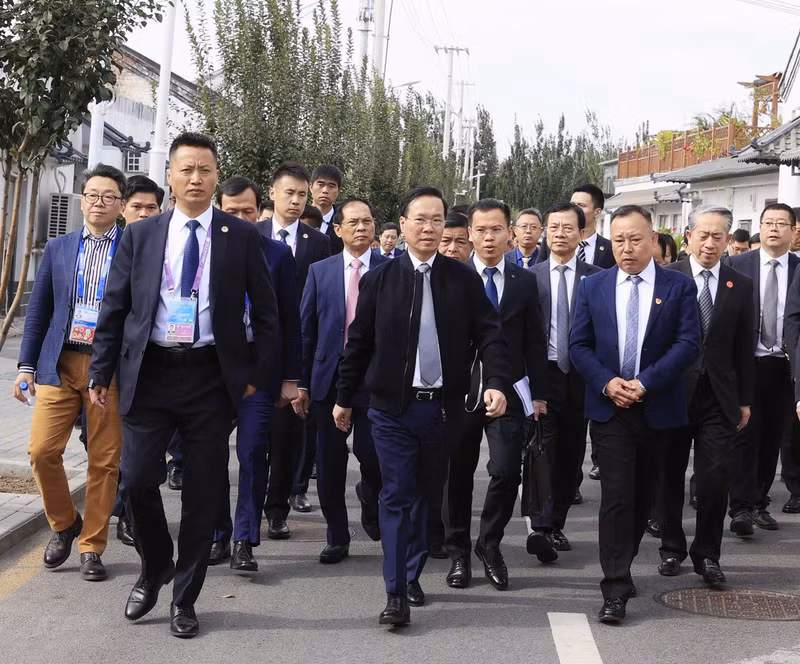 越南国家主席武文赏一行走访参观北京市朝阳区黑庄户乡小鲁店村新农村建设典型模式。
