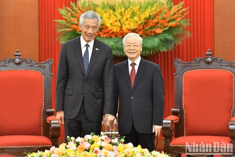 越共中央总书记阮富仲会见新加坡总理李显龙。