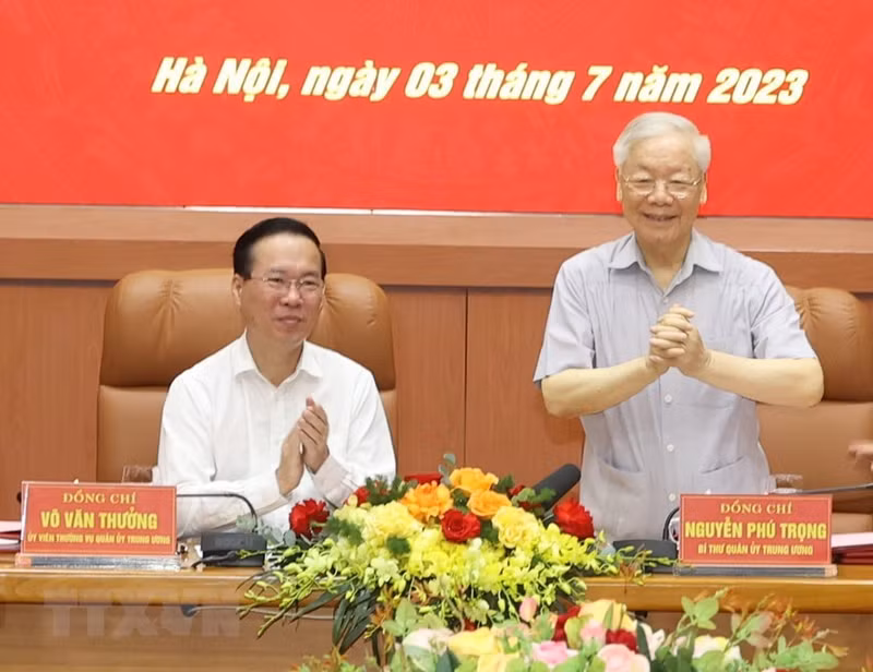 阮富仲总书记和国家主席武文赏出席会议。