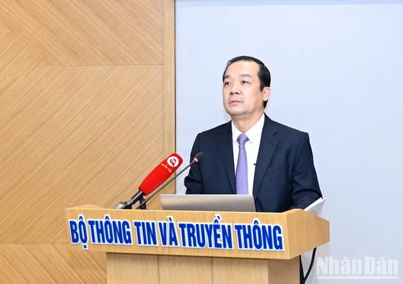 通信传媒部副部长范德龙作关于通信传媒产业的发展情况的报告。