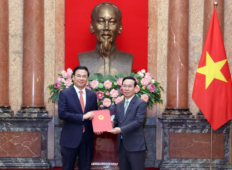 越南国家主席向越南驻日本大使颁发任命书。（图片来源：越通社）