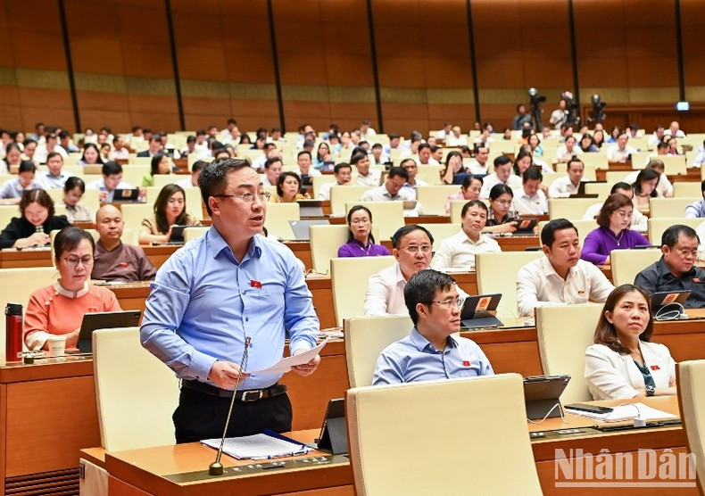 国会代表发表讲话。