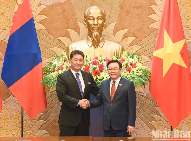 越南国会主席王廷惠会见蒙古国总统乌赫那·呼日勒苏赫。