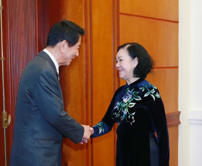 越共中央书记处常务书记张氏梅和前越日关系特别大使杉良太郎。（图片来源：越通社）