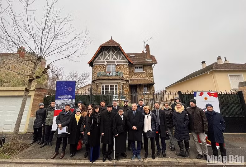 各代表在Darthé街11号房合影。 各代表在Darthé街11号房合影。