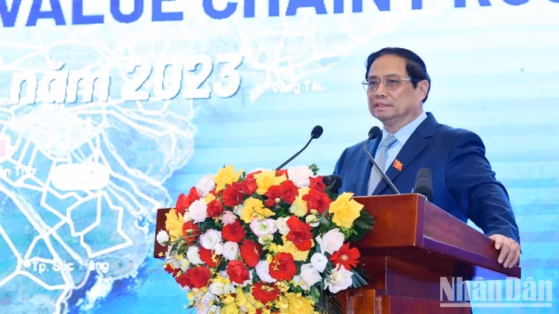 越南政府总理范明正发表讲话。