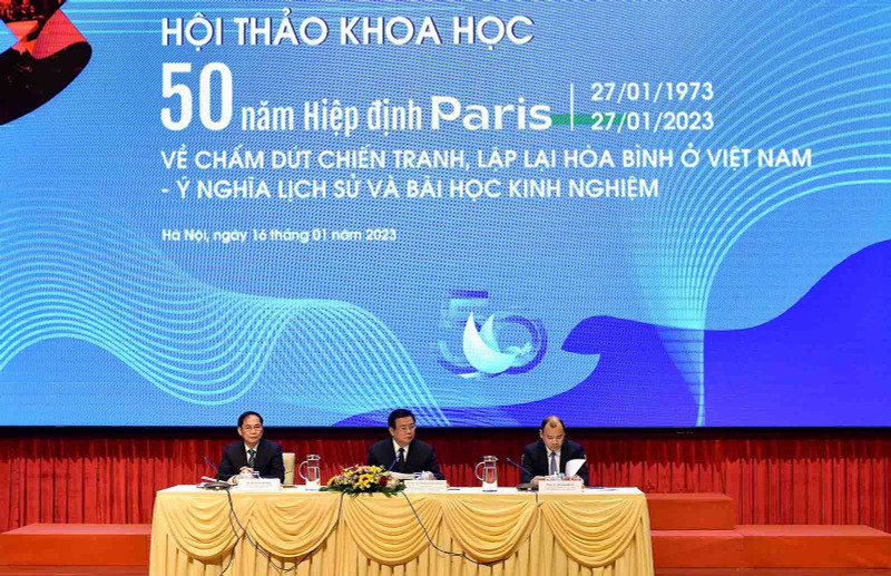 越共中央理论委员会主席、胡志明国家政治学院院长阮春胜，中央宣教部副部长黎海平，外交部长裴青山共同主持研讨会。