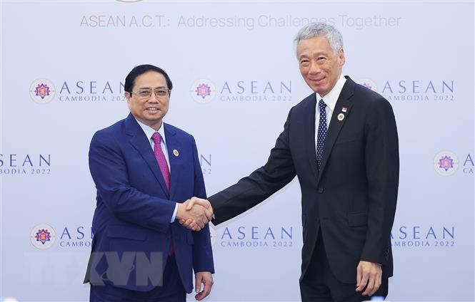 越南政府总理范明正在第40届和第41届东盟峰会期间会见新加坡总理李显龙。（图片来源：越通社）