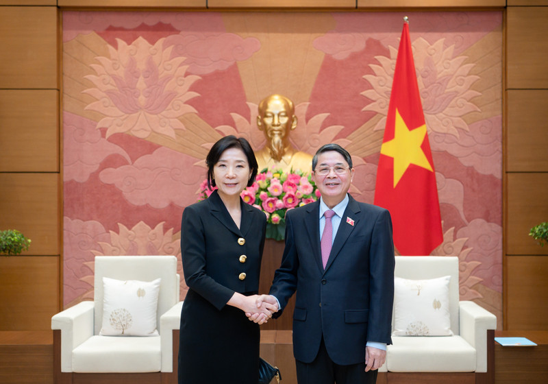 越南国会副主席阮德海会见韩国驻越特命全权大使吴英珠。（图片来源：国会官网）