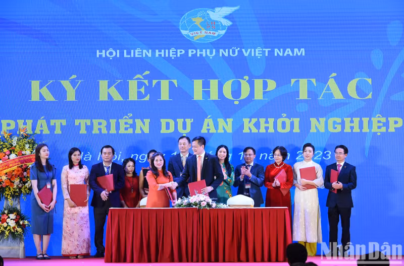 创业项目发展合作签字仪式。