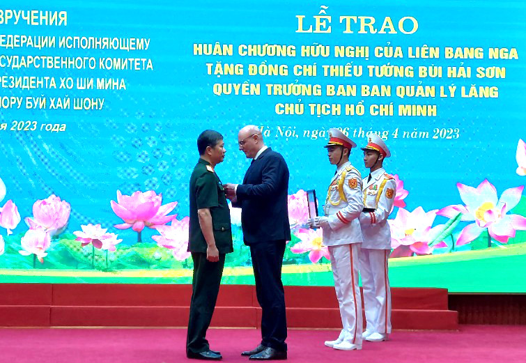 俄罗斯副总理德米特里·切尔尼申科向胡志明陵管理委员会代理主任颁发友谊勋章。