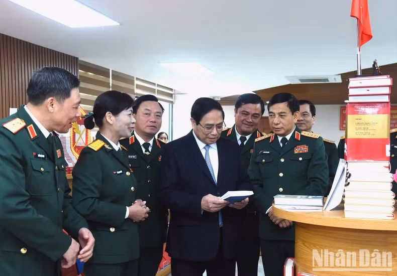 范明正总理参观国防学院图书馆。