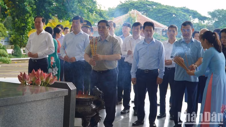 范明正总理敬香缅怀阮生色副榜。