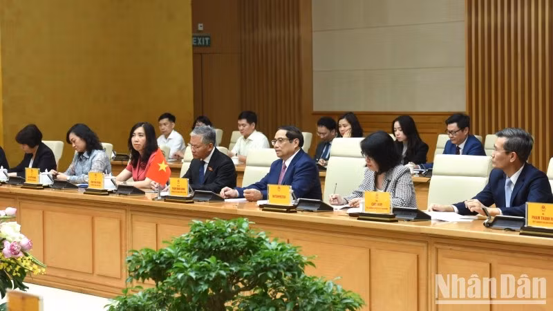 范明正总理和政府成员出席会见。 范明正总理和政府成员出席会见。