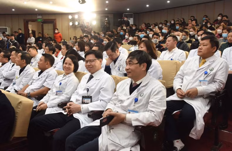 医务人员和病人出席活动。