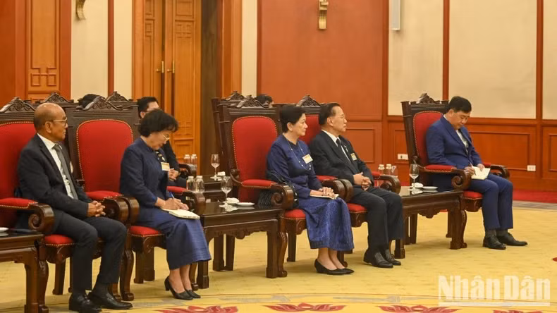 柬方代表出席会见。