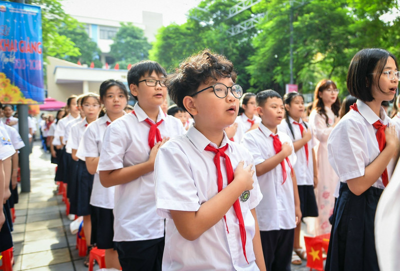 巴亭郡黃花探初中学校学生参加开学典礼。