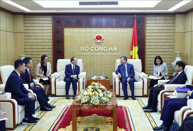 越共中央政治局委员、公安部部长苏林大将会见韩国海警中央海域司令部司令Kim Byung Ro。（图片来源：越通社）