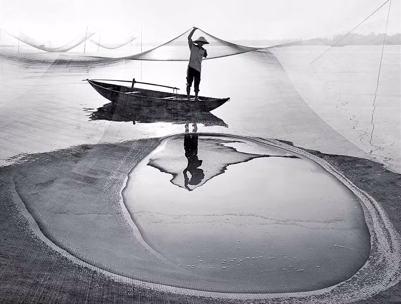 作品《一生依恋》,作者邓计德(越南),越南摄影艺术家协会金牌,黑白自由组。 作品《一生依恋》,作者邓计德(越南),越南摄影艺术家协会金牌,黑白自由组。