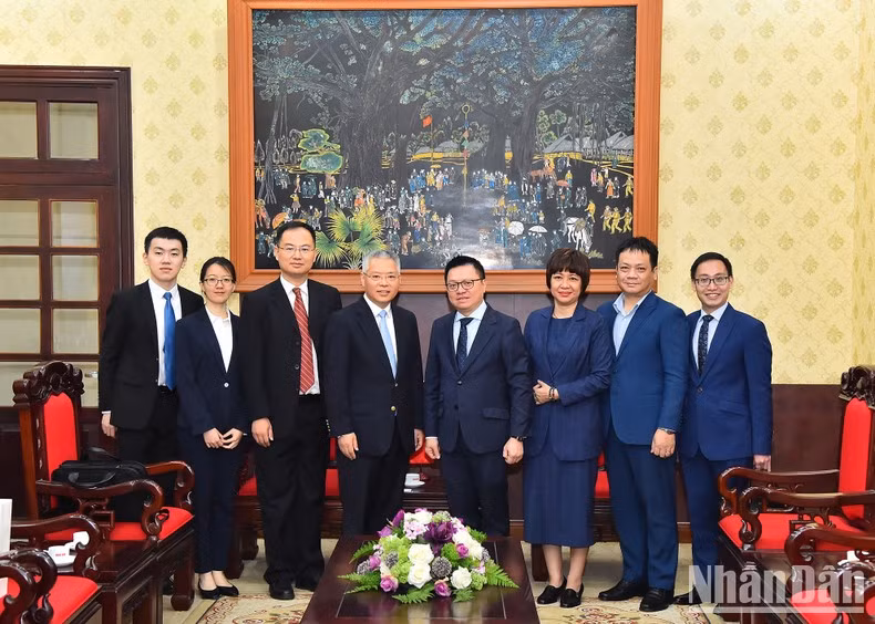 黎国明同志与胡兆明同志和出席会见的各位代表会见后合影留念。