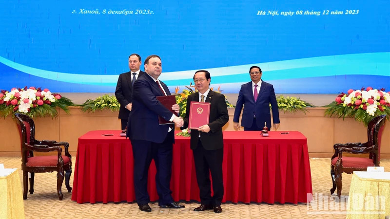 关于在白俄罗斯境内正式传播越南国家标准的合作协议签署仪式。