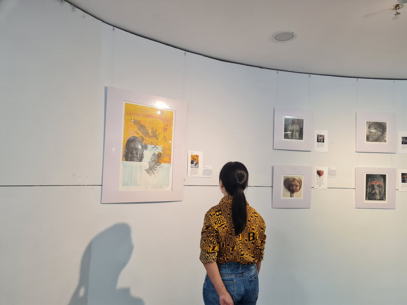 游客参观画展。