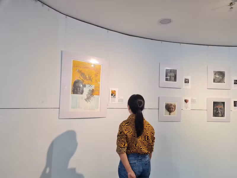 游客参观画展。