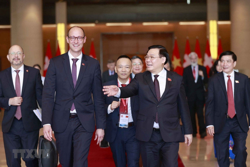 越南国会主席王廷惠和瑞士联邦议会国民院议长马丁·堪迪纳斯。