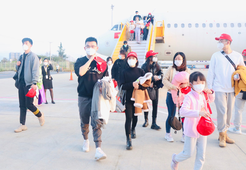 中国游客抵达越南庆和省。（图片来源：庆和报）