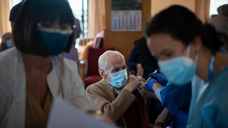 为欧洲老年人接种疫苗。（图片来源：AP）