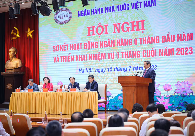 越南政府总理范明正出席越南国家银行2023年上半年工作总结暨下半年工作任务部署会议。（图片来源：VGP）