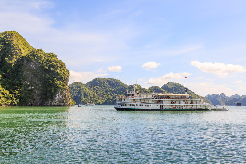 乘坐游艇体验一场别开生面的下龙湾之旅。