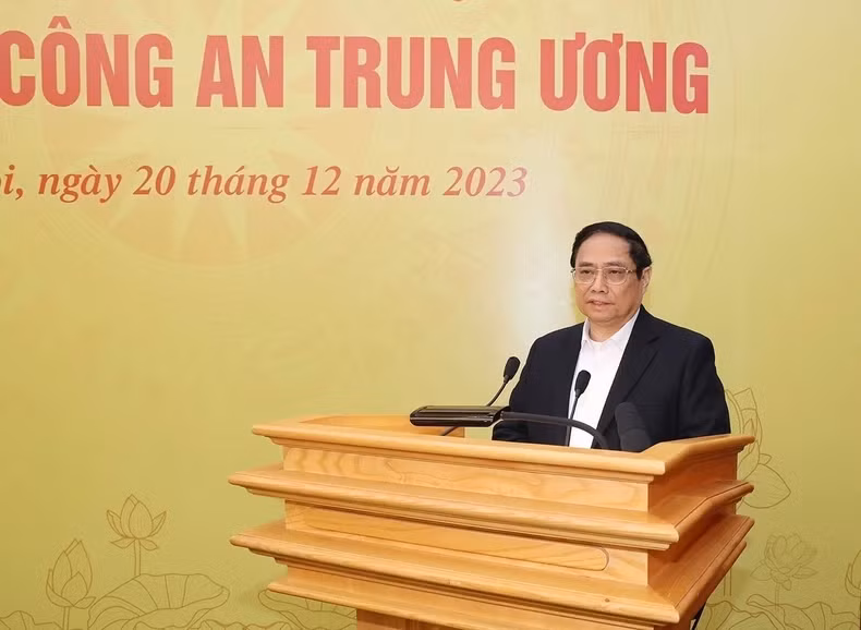 政府总理范明正在会议上发表讲话。