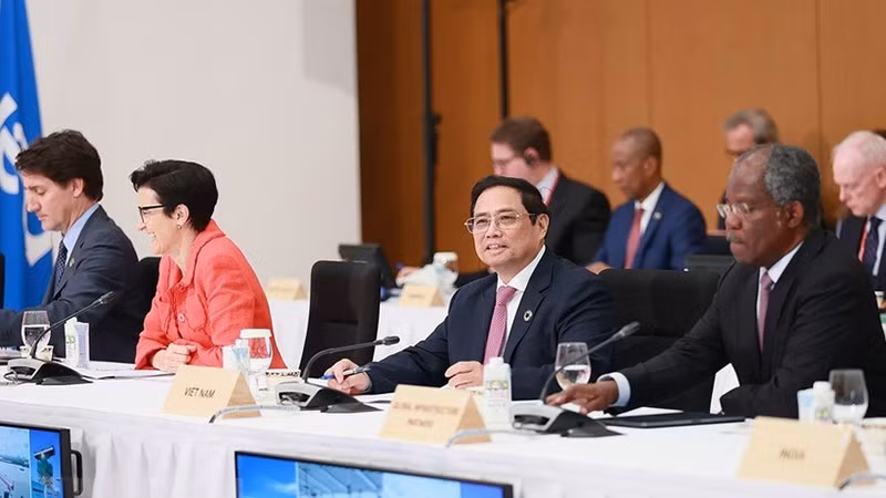 越南政府总理范明正出席七国集团有关基础设施和投资伙伴关系的讨论会。