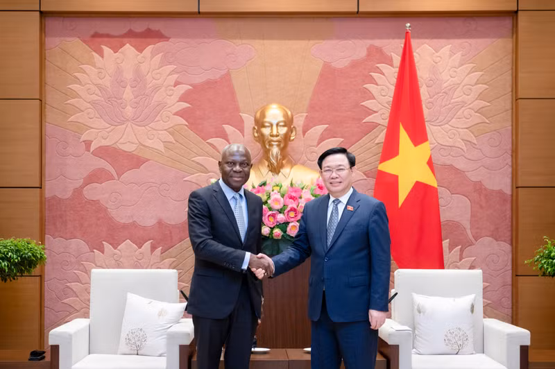 越南国会主席王廷惠会见国际劳工组织总干事吉尔伯特·洪博。