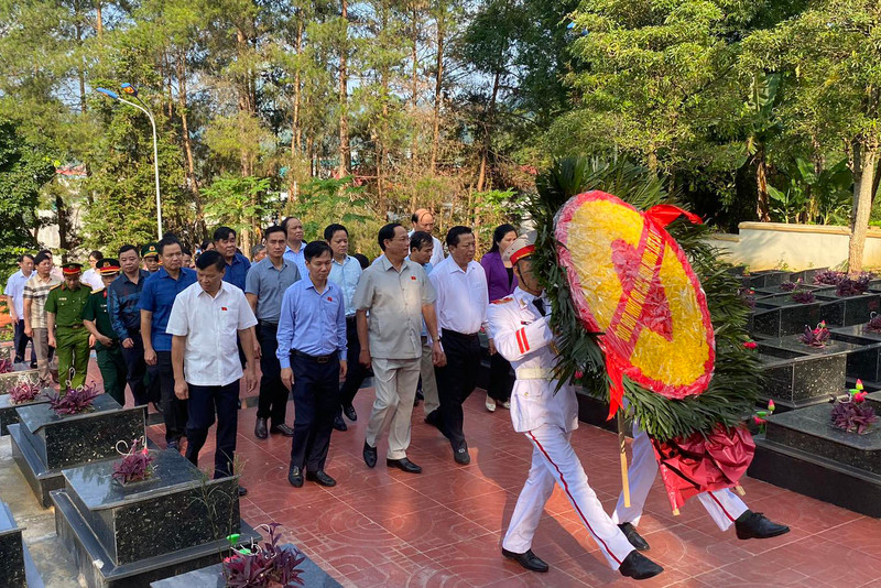 越南国会副主席陈光方上将在高平省重庆县茶岭烈士陵园上香祭奠各位英雄烈士。（图片来源：国会官网）