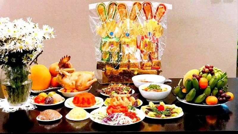 越南人都准备丰盛的祭品，供奉灶王爷并恭恭敬敬地送他上天。