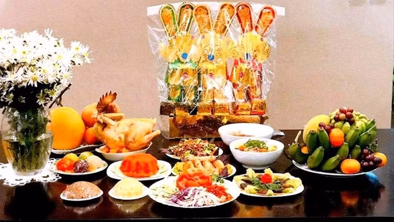 越南人都准备丰盛的祭品，供奉灶王爷并恭恭敬敬地送他上天。