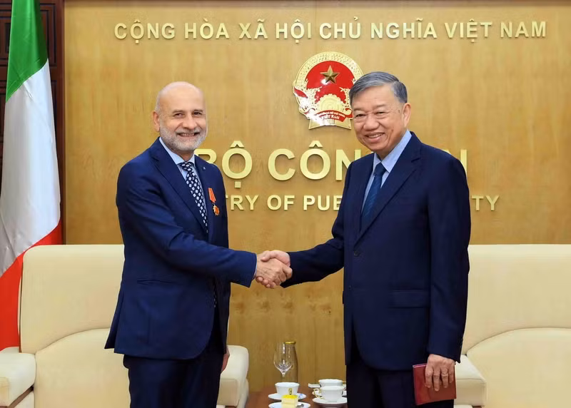 越南公安部部长苏林大将会见意大利驻越南大使安东尼奥·亚历山德罗。（图片来源：越通社）