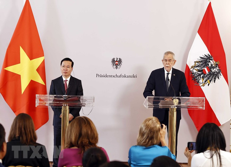 越南国家主席武文赏与奥地利总统亚历山大·范德贝伦在会谈后会见了记者。（图片来源：越通社）