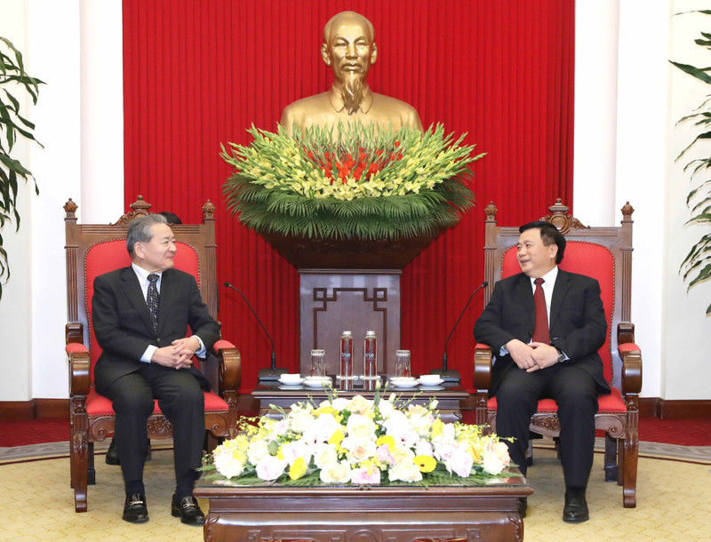 越共中央政治局委员、胡志明国家政治学院院长、中央理论委员会主席阮春胜会见日本共产党中央政治局副委员长兼国际局局长绪方康夫。（图片来源：越通社）