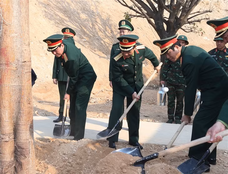 潘文江大将同其他代表参加种树活动。（图片来源：越通社）