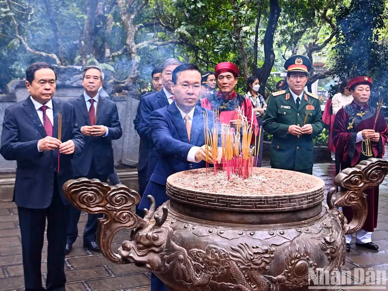 武文赏主席为各位雄王敬香。