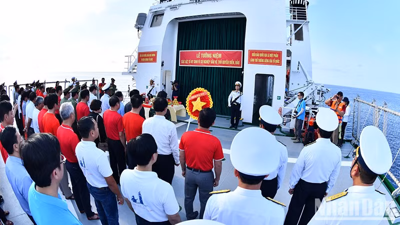 祭奠为保卫祖国海洋、岛屿主权牺牲的64位烈士。