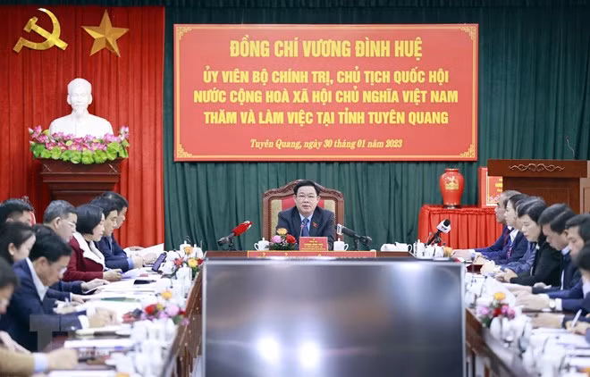 越南国会主席王廷惠与宣光省领导座谈。（图片来源：越通社）