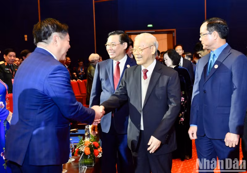 阮富仲总书记和与会代表。