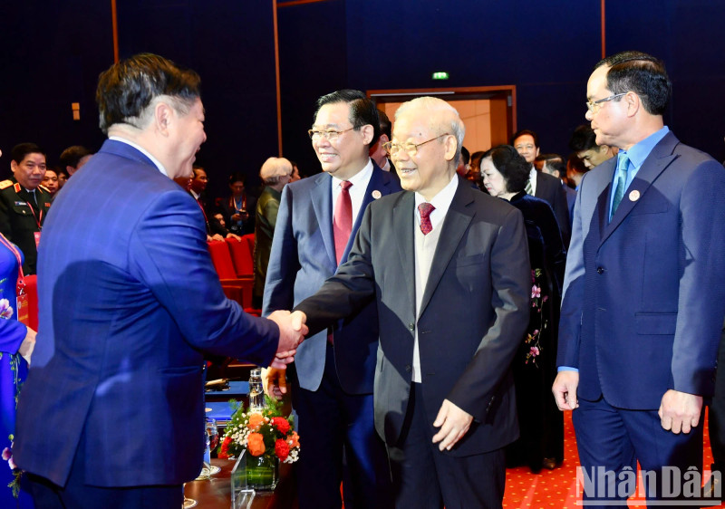 阮富仲总书记和与会代表。