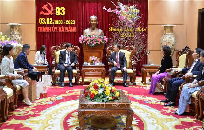 越共中央委员、岘港市委书记阮文广会见日本驻岘港总领事代表团。（图片来源：越通社）
