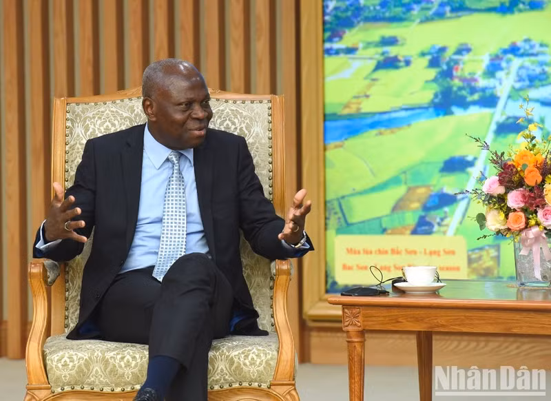 国际劳工组织总干事吉尔伯特·洪博在会见中发表讲话。